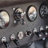 Spartanisch, aufgeräumt aber dennoch detailverliebt geht es im Innenraum zu.