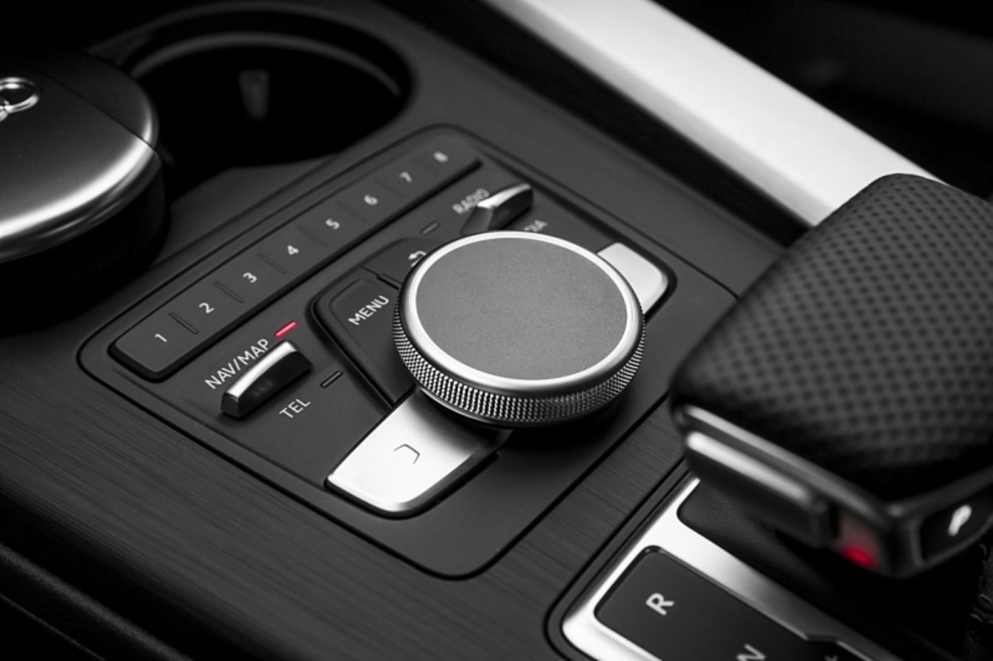 Audi A4 2.0 TFSI Jahrgang 2016 - mit Touchcontroller auf dem Mitteltunnel