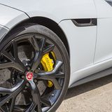 Die Keramik-Bremsanlage lukt gelb hervor.