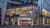 Die Audi City Berlin sieht schon von außen futuristisch aus