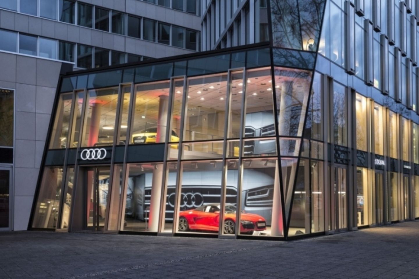 Die Audi City Berlin sieht schon von außen futuristisch aus