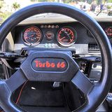 Das Cockpit des Peugeot 205 Turbo 16.