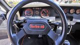 Das Cockpit des Peugeot 205 Turbo 16.