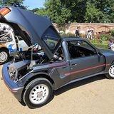 Zum Öffnen der gewaltigen Heck-Motorhaube werden zwei Personen benötigt.