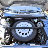 Vorn sitzen nur ein Ersatzrad und die Hupe.