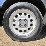 Alle vier Räder übertragen die Kraft auf die Straße beim Peugeot 205 Turbo 16.