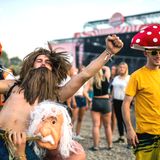 Pilzhut statt Filzhut: Die Besucher ziehen an, was Kleiderschrank und Kreativität hergeben.