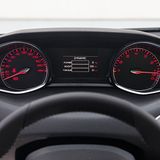 Im Sport-Modus schimmern die Instrumente rot