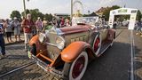 Wunderschöne Oldtimer werden bewundert