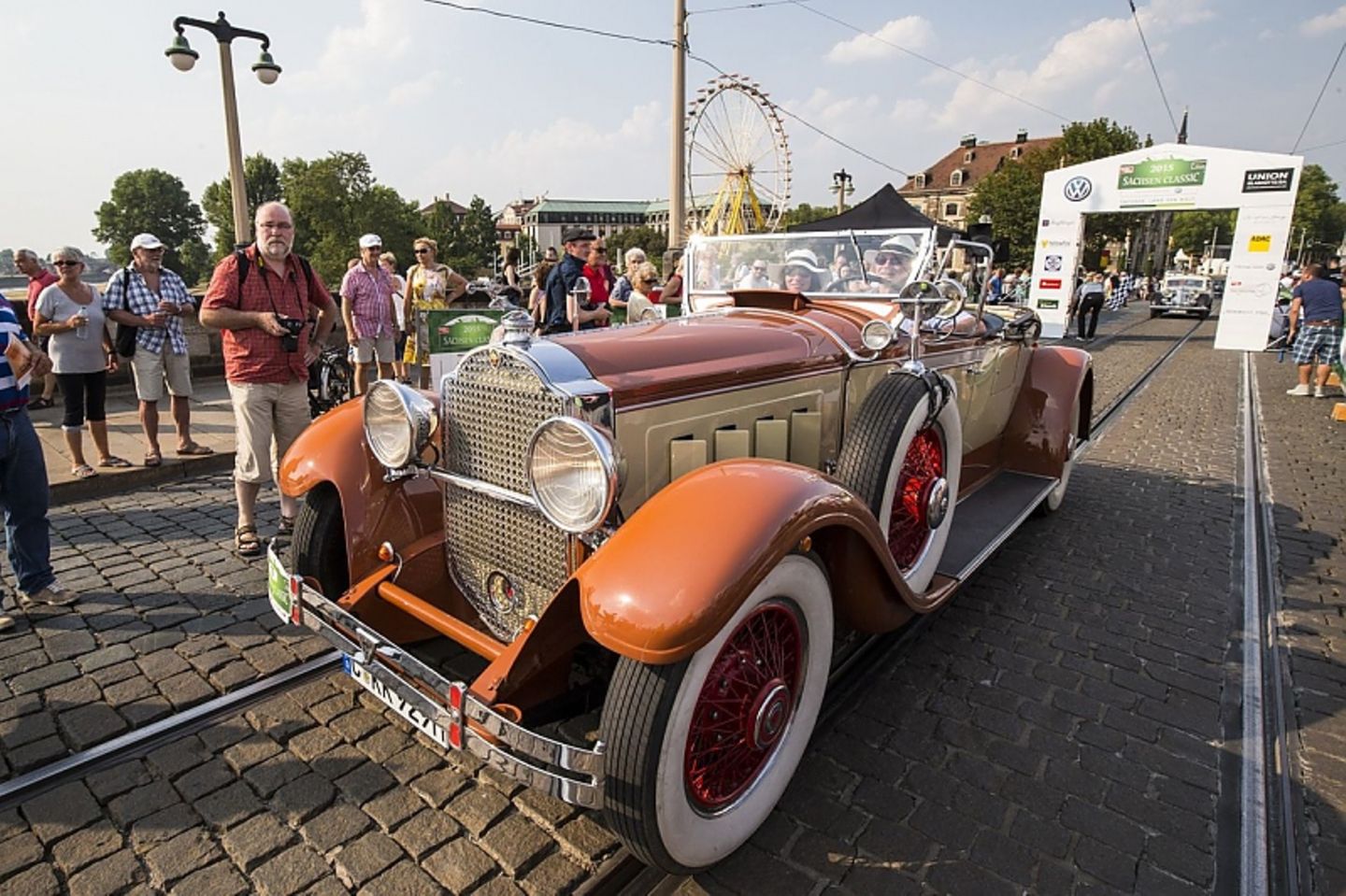 Wunderschöne Oldtimer werden bewundert