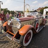Wunderschöne Oldtimer werden bewundert