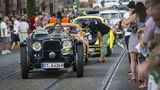 Die Zuschauer säumen die Straßen