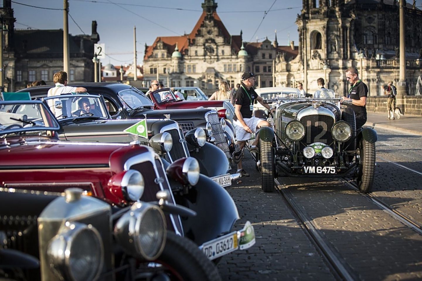 Seltene Autos vor pittoresker Kulisse