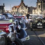 Seltene Autos vor pittoresker Kulisse