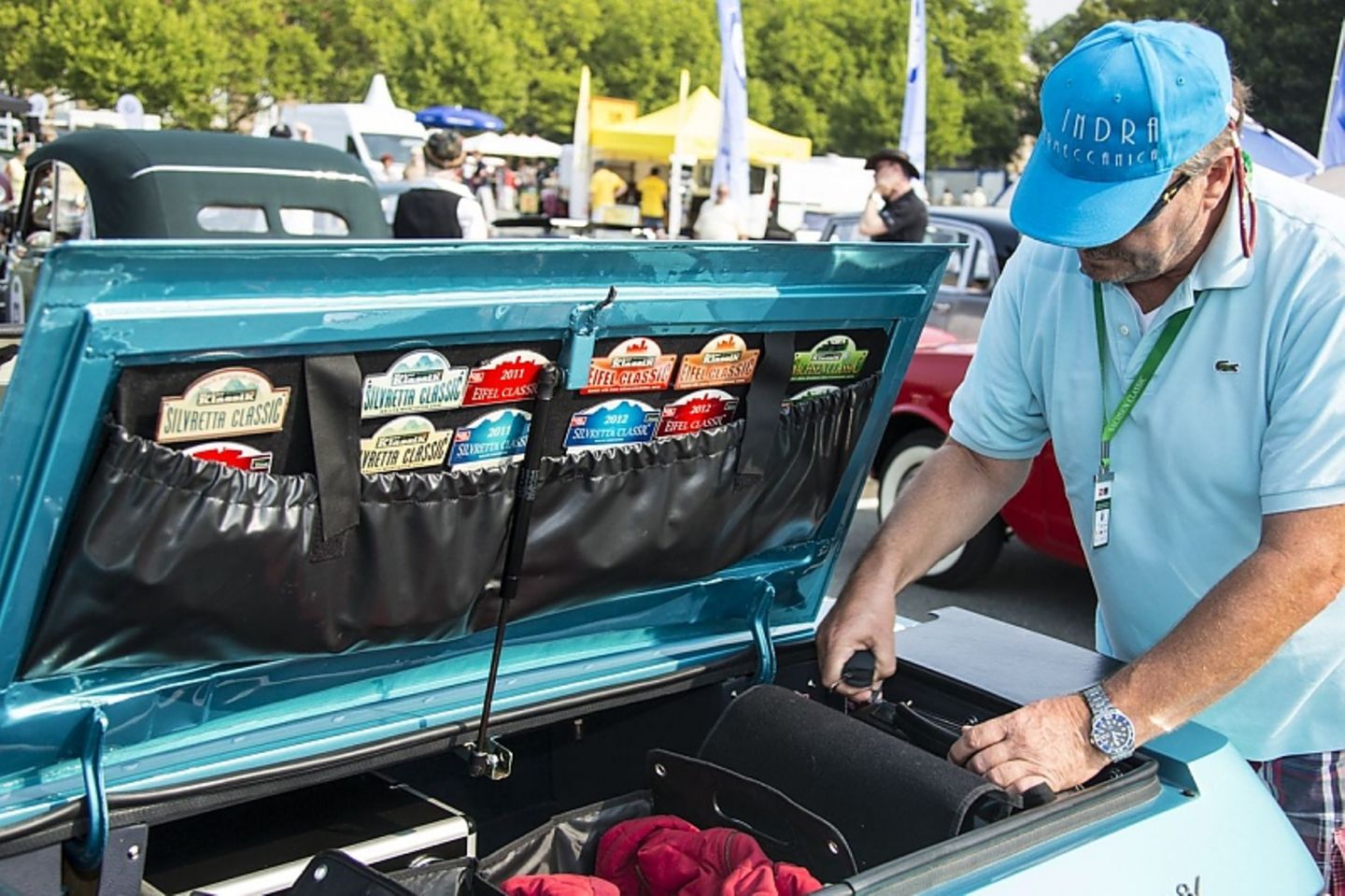 Die Plaketten weisen den Oldtimer-Rallye-Veteranen aus