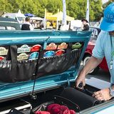 Die Plaketten weisen den Oldtimer-Rallye-Veteranen aus