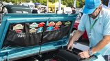 Die Plaketten weisen den Oldtimer-Rallye-Veteranen aus