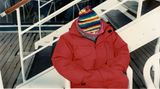 Mit Mütze und rotem Parka