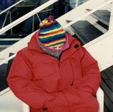 Mit Mütze und rotem Parka