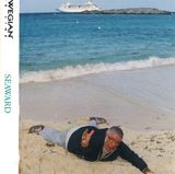 Mann liegt auf dem Bauch am Strand