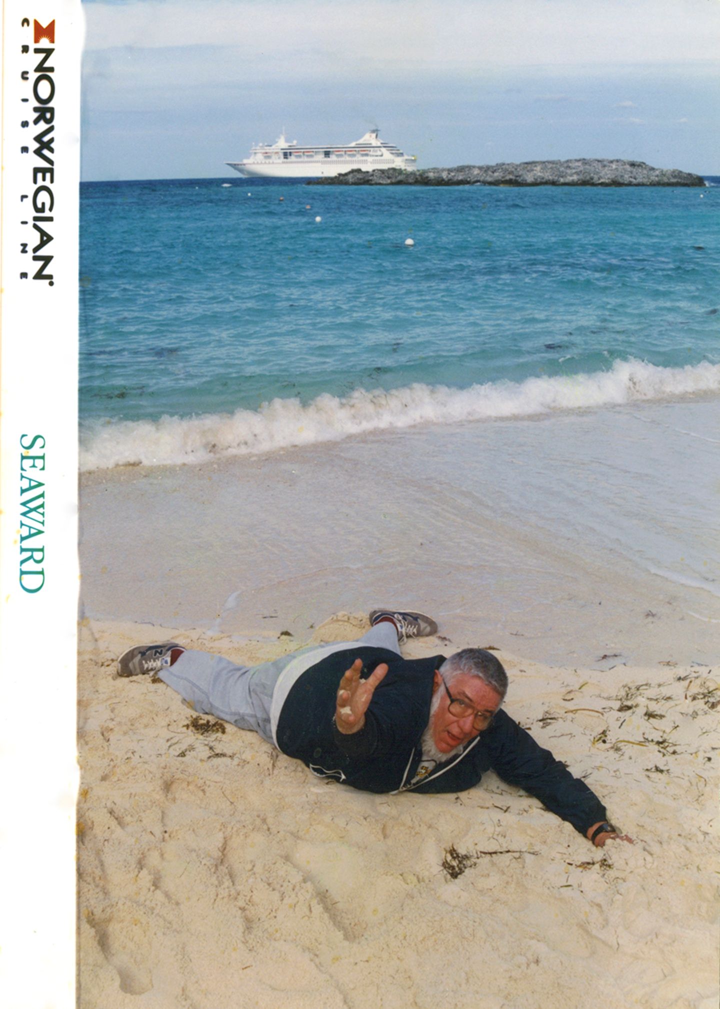 Mann liegt auf dem Bauch am Strand