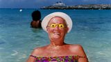 Dame halb im Wasser