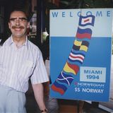 Mann lächelt verkrampft