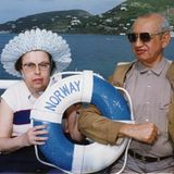 Ehepaar mit Rettungsring im Arm