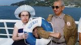 Ehepaar mit Rettungsring im Arm