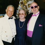 Pinkfarbiger bow tie zum schwarzen Anzug