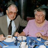 Ehepaar im Restaurant, sie mit offenem Mund