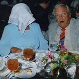 Frau mit Serviette über dem Gesicht