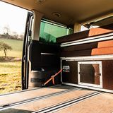 Mit Gurten werden sie im Fahrzeug fixiert.