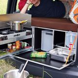 Ein Zweiflammen-Kocher ist mit an Bord.