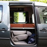 Im Hochdach-Kombi wird es an den Gurtumlenker gehängt.