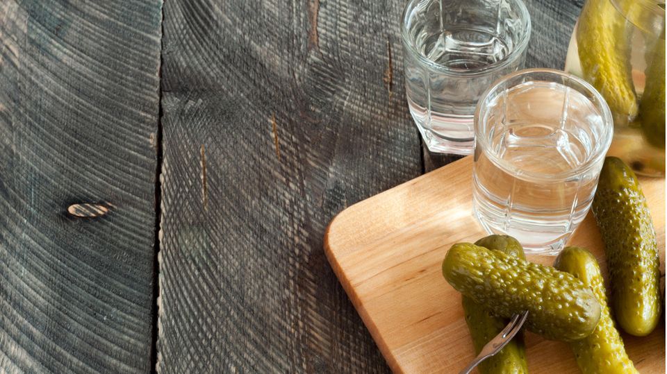 Zwei Gläser Wodka mit Essiggurken