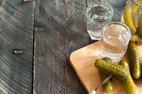 Zwei Gläser Wodka mit Essiggurken