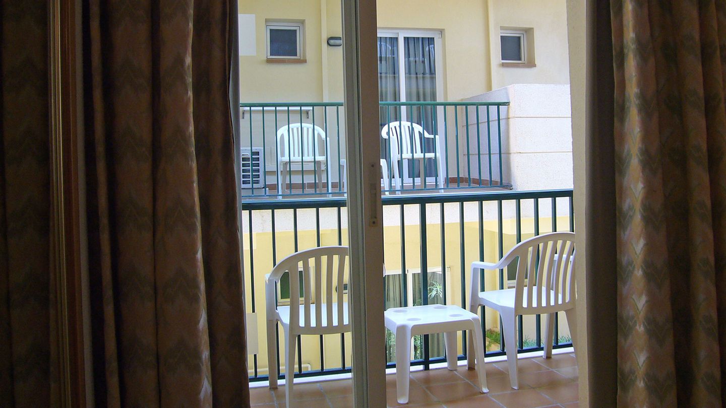 Balkon mit Plastikstühöen