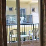 Balkon mit Plastikstühöen