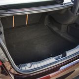 Der Kofferraum fasst zwischen 505 (mit Reserverad, 540 Liter ohne) bis zu 885 Liter