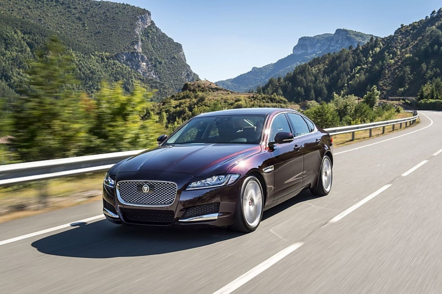 Der Jaguar XF 2.0d kostet mindestens 45.520 Euro