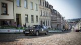 Auch auf schlechten Straßen bleibt der BMW 320is souverän