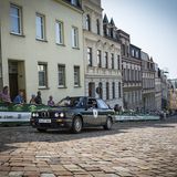 Auch auf schlechten Straßen bleibt der BMW 320is souverän