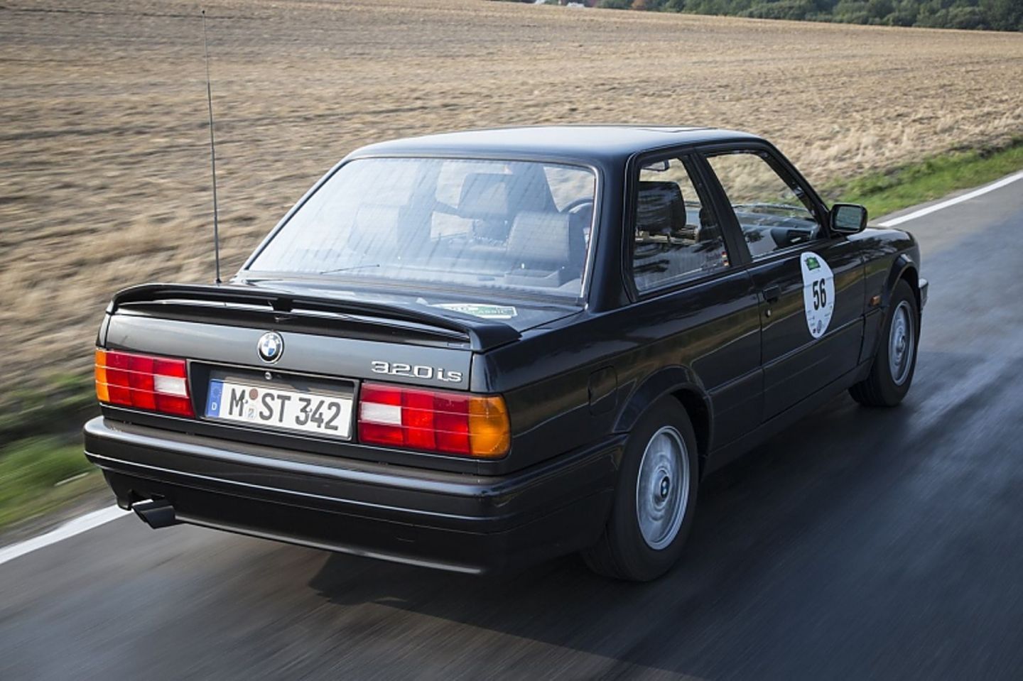 Der BMW 320is hat eine Höchstgeschwindigkeit von 227 km/h