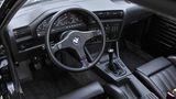Das Cockpit ist zum Fahrer geneigt