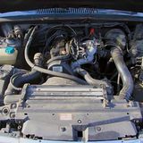 Der 2,3 Liter große Vierzylinder-Reihen-Benzinmotor des Volvo 940 GL 2.3 ti.