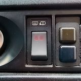 Die Wegfahrsperre (rechts) sowie Klimaanlage und beheizbare Seitenspiegel sind sehr komfortabel.