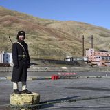 Der Wachmann steht auf einem Poller im Hafen