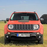 Unter der massigen Motorhaube verbirgt sich...