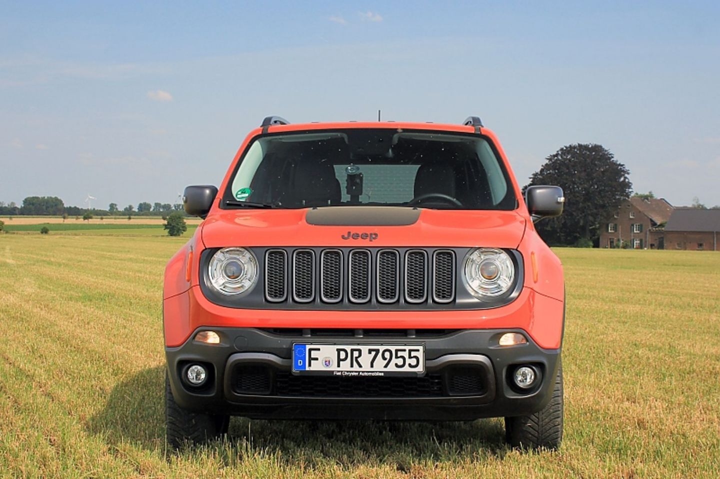 Unter der massigen Motorhaube verbirgt sich...